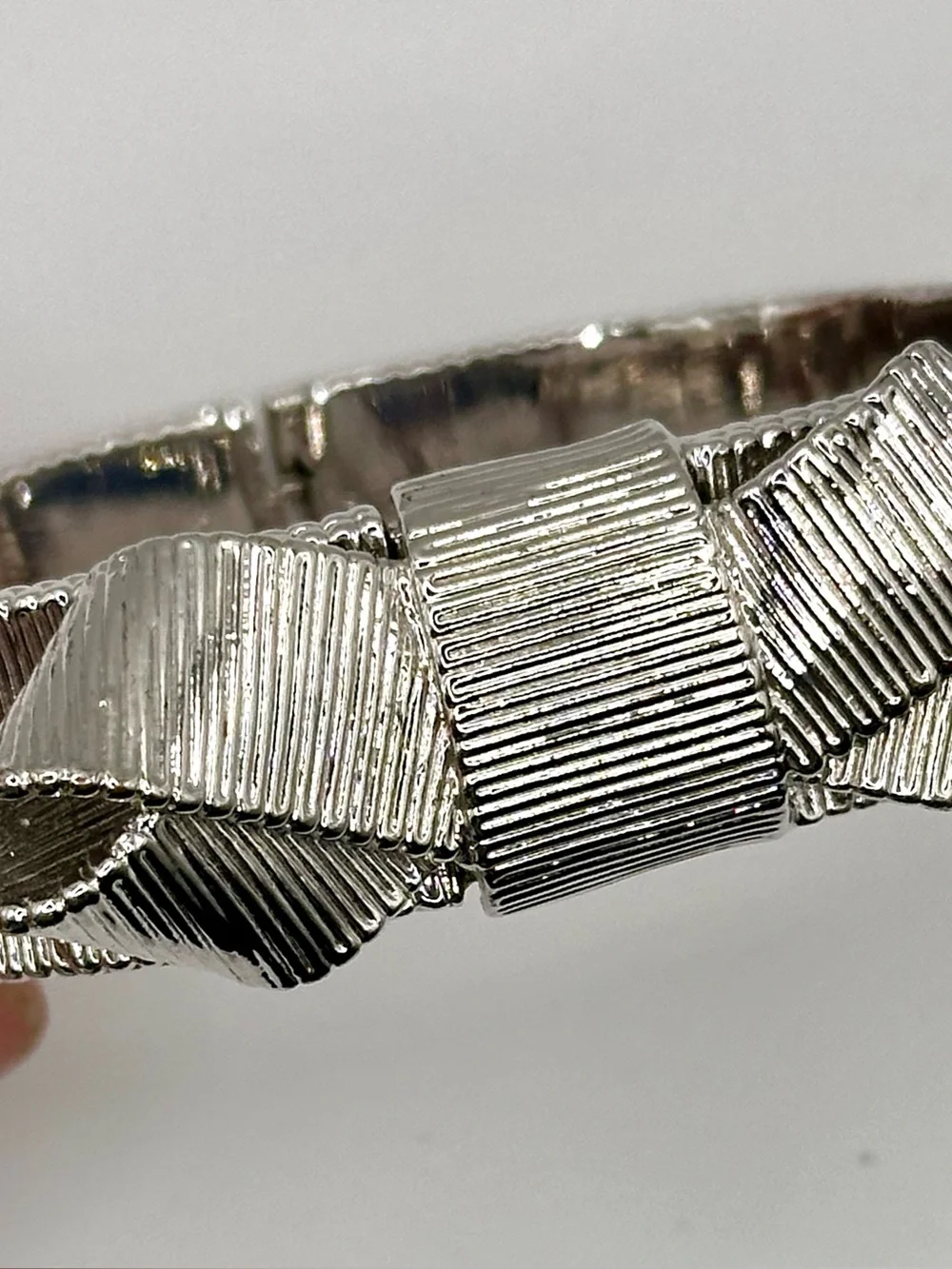 Kate Spade All Wrapped Up Textured Silver Tone Bow Bracelet Structured Bangle KS - Picture 6 of 8